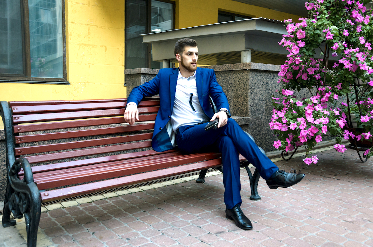 What Color Shirt To Wear With Navy Pants? - Male In Fashion